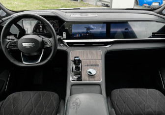 Подержанный автомобиль Geely Monjaro 2025 года (12 фото)