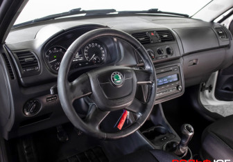 Подержанный автомобиль Skoda Fabia Hatchback 2010 года (12 фото)