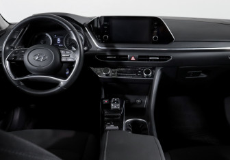 Подержанный автомобиль Hyundai Sonata 2021 года (12 фото)