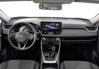 Подержанный автомобиль Toyota RAV4 2024 года (14 фото)