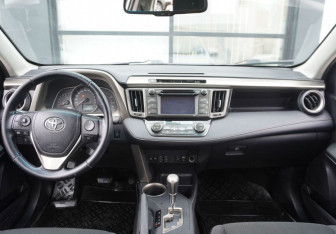 Подержанный автомобиль Toyota RAV4 2013 года (12 фото)
