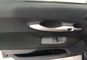 Подержанный автомобиль Toyota Auris Hatchback 2011 года (13 фото)