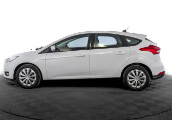Подержанный автомобиль Ford Focus Hatchback 2019 года (8 фото)