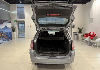Подержанный автомобиль Opel Astra Wagon 2011 года (7 фото)
