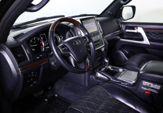 Подержанный автомобиль Toyota Land Cruiser Suv 2017 года (15 фото)
