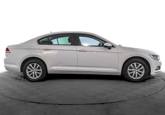 Подержанный автомобиль Volkswagen Passat Sedan 2019 года (4 фото)