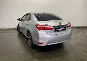 Подержанный автомобиль Toyota Corolla Sedan 2013 года (7 фото)