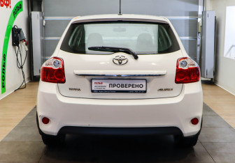 Подержанный автомобиль Toyota Auris Hatchback 2010 года (5 фото)
