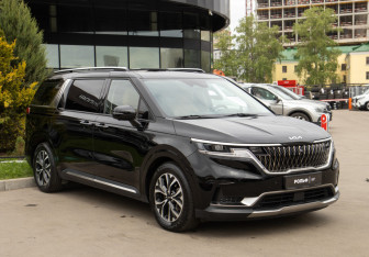 Подержанный автомобиль Kia Carnival 2022 года (2 фото)