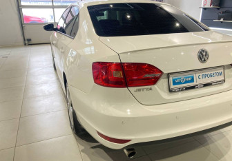 Подержанный автомобиль Volkswagen Jetta Sedan 2014 года (8 фото)