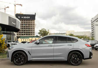 Подержанный автомобиль BMW X4 2024 года (6 фото)