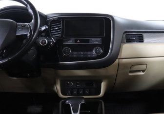 Подержанный автомобиль Mitsubishi Outlander 2019 года (14 фото)