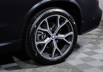 Подержанный автомобиль BMW X5 2025 года (15 фото)