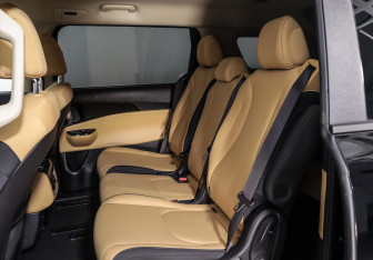 Подержанный автомобиль Kia Carnival 2022 года (13 фото)