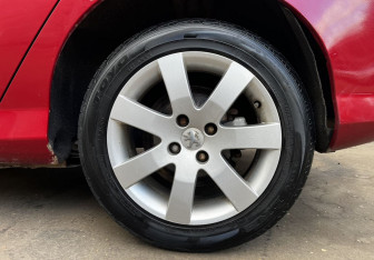 Подержанный автомобиль Peugeot 308 Hatchback 2009 года (9 фото)