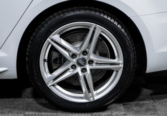 Подержанный автомобиль Audi A4 Sedan 2017 года (15 фото)