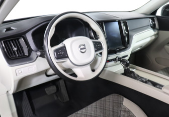 Подержанный автомобиль Volvo XC60 2018 года (13 фото)