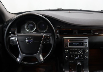 Подержанный автомобиль Volvo S80 2011 года (15 фото)