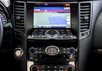 Подержанный автомобиль Infiniti QX70 2016 года (15 фото)
