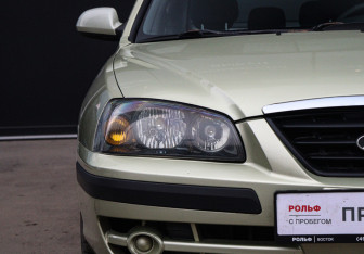 Подержанный автомобиль Hyundai Elantra Sedan 2004 года (16 фото)