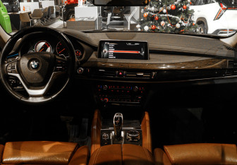 Подержанный автомобиль BMW X6 2016 года (10 фото)