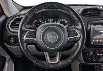 Подержанный автомобиль Jeep Renegade 2018 года (22 фото)