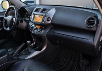 Подержанный автомобиль Toyota RAV4 2010 года (7 фото)