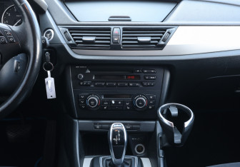 Подержанный автомобиль BMW X1 2013 года (15 фото)