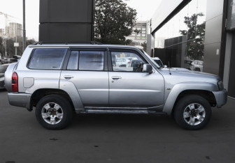 Подержанный автомобиль Nissan Patrol 2005 года (11 фото)