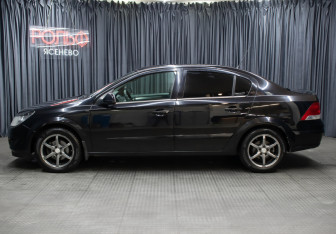 Подержанный автомобиль Opel Astra Sedan 2010 года (8 фото)