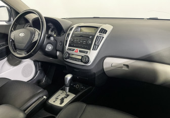 Подержанный автомобиль Kia Ceed Hatchback 2008 года (9 фото)