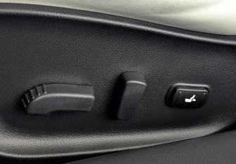 Подержанный автомобиль Infiniti G Convertible 2011 года (26 фото)