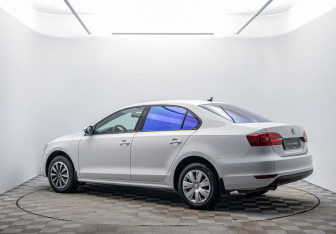 Подержанный автомобиль Volkswagen Jetta Sedan 2012 года (7 фото)