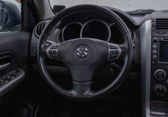 Подержанный автомобиль Suzuki Grand Vitara 2011 года (15 фото)