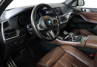 Подержанный автомобиль BMW X5 2019 года (10 фото)
