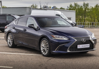 Подержанный автомобиль Lexus ES 2019 года (3 фото)