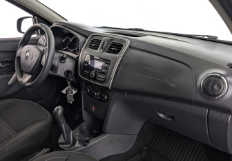 Подержанный автомобиль Renault Logan Sedan 2016 года (13 фото)