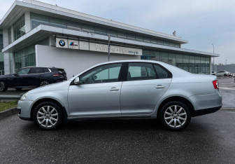 Подержанный автомобиль Volkswagen Jetta Sedan 2008 года (8 фото)