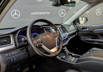 Подержанный автомобиль Toyota Highlander 2018 года (15 фото)
