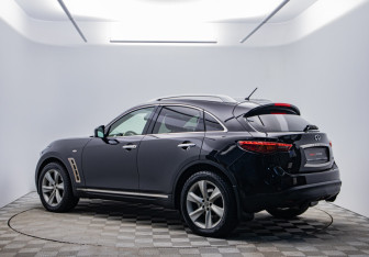 Подержанный автомобиль Infiniti FX 2011 года (7 фото)
