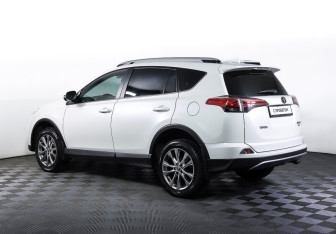 Подержанный автомобиль Toyota RAV4 2016 года (7 фото)
