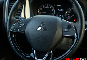 Подержанный автомобиль Mitsubishi Outlander 2020 года (12 фото)