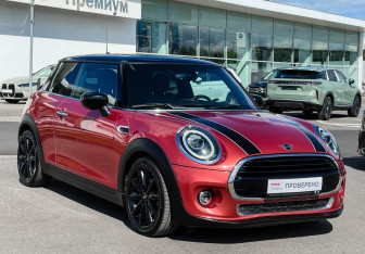 Подержанный автомобиль MINI Hatch 2020 года (3 фото)