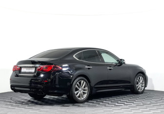 Подержанный автомобиль Infiniti Q70 2016 года (5 фото)