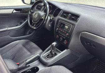 Подержанный автомобиль Volkswagen Jetta Sedan 2016 года (10 фото)