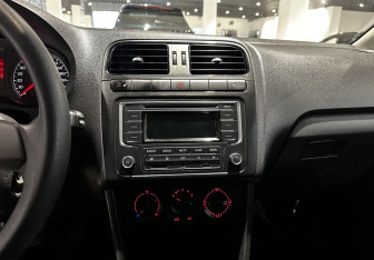 Подержанный автомобиль Volkswagen Polo Sedan 2012 года (13 фото)