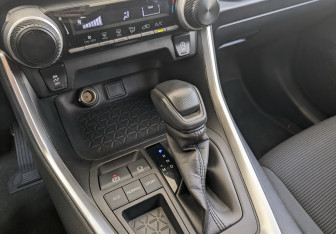 Подержанный автомобиль Toyota RAV4 2021 года (5 фото)