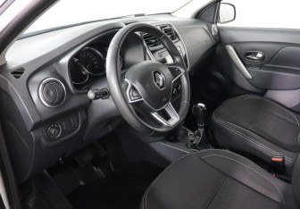 Подержанный автомобиль Renault Logan Sedan 2019 года (9 фото)