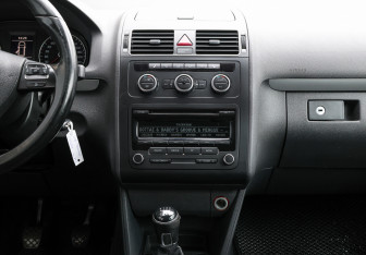Подержанный автомобиль Volkswagen Touran 2012 года (15 фото)