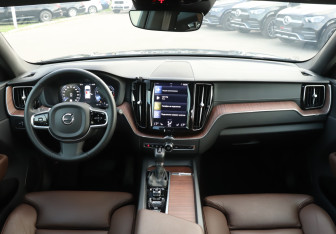 Подержанный автомобиль Volvo XC60 2020 года (12 фото)